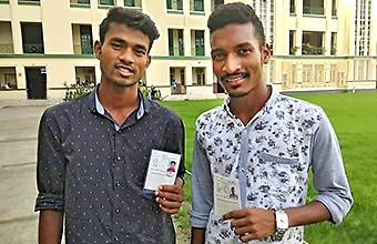 Sanjit et Jayanta et leur nouvelle carte d'étudiant devant leur université
