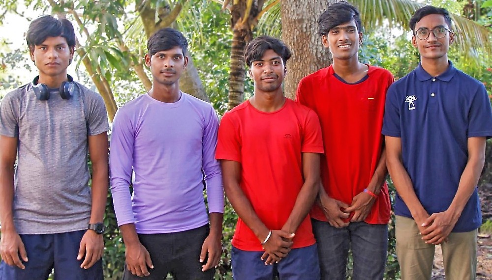 Abhishek, Juman, Jaikal, Amit et Ghanasayam, les cinq étudiants de Asha Tici sponsorisés par les Galopins de Calcutta