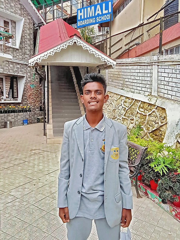 Suraj devant son école en novembre