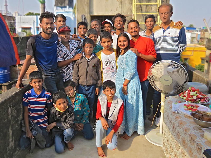 Rahul entouré de Galopins, de petits de la Vivek home et de sa famille
