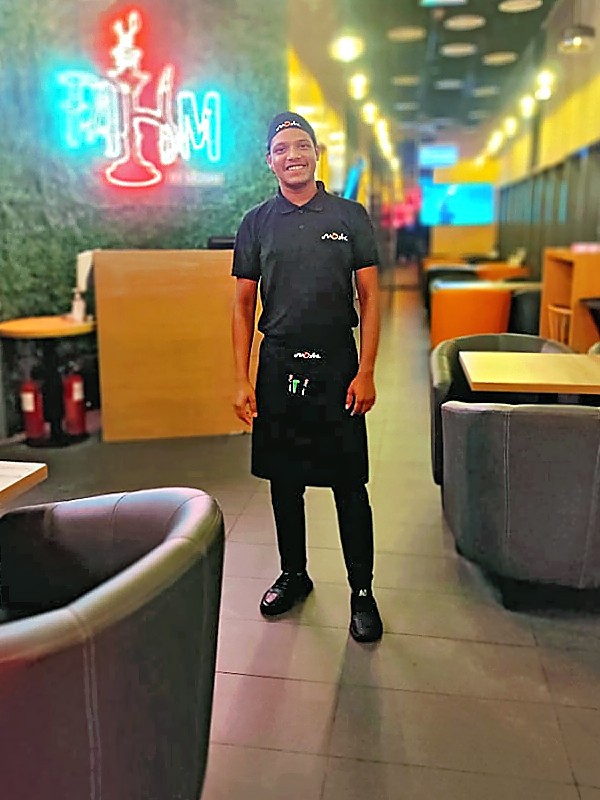 Prasenjit travaille dans un restaurant Moshi à Dubaï