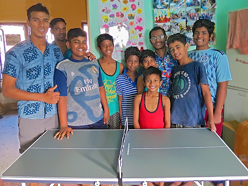 Rajesh et Rafiq, les petits de la Vivek Home, et la mini table de ping-pong