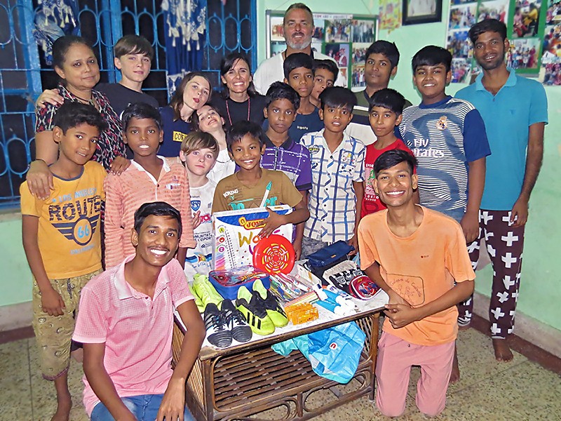 Céline, David et les enfants à la Vivek Boys Home, avec une partie de leur convoyage à Kolkata