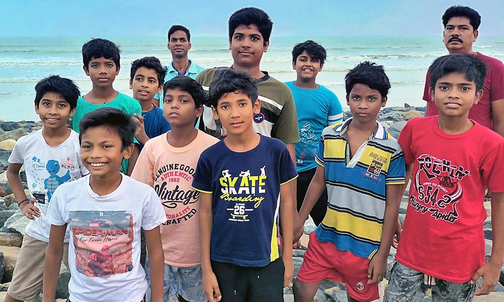 Les enfants de la Vivek Home devant la mer
